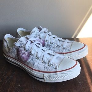 Converse low top Women’s 8.5, White & DNA print